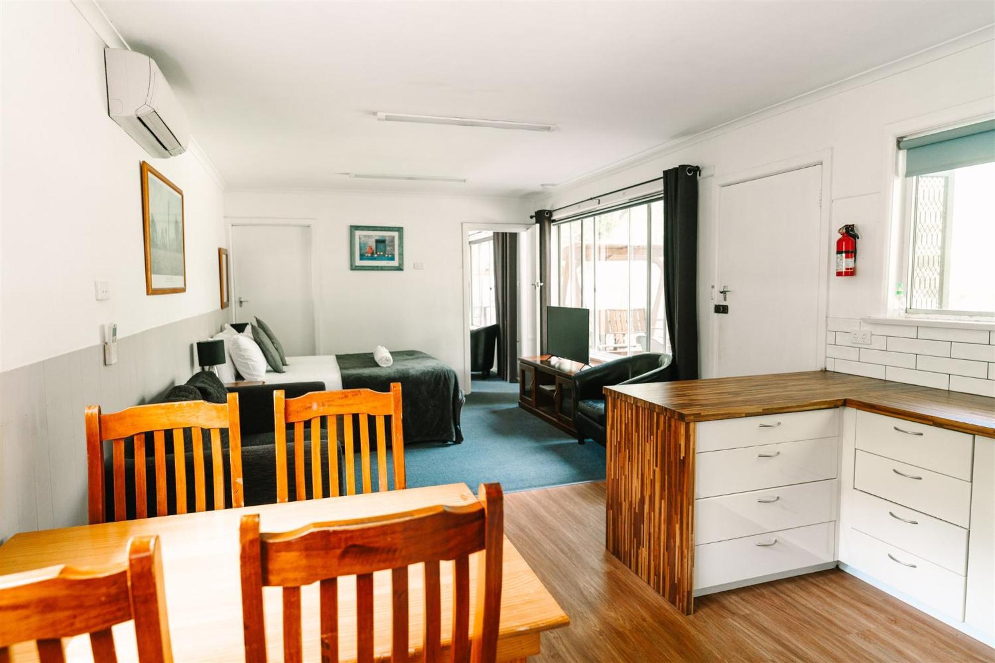 Alpine Riverside Cottages Porepunkah Dış mekan fotoğraf